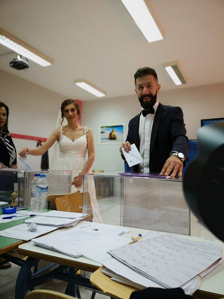 Νύφη και γαμπρός στην κάλπη