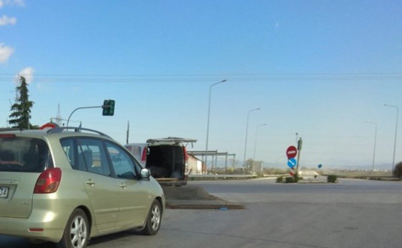 Ο ασυνείδητος οδηγός είχε δέσει στο όχημά του μεταλλικά πλέγματα και τα έσερνε
