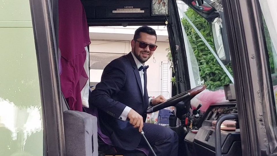 Ο γαμπρός μάλιστα οδήγησε και ένα από τα λεωφορεία για να πάει στον γάμο του