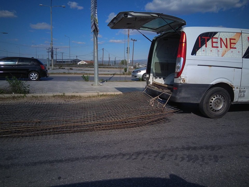 Δημόσιος κίνδυνος ο οδηγός που έσερνε μεταλλικά πλέγματα με το αυτοκίνητό του