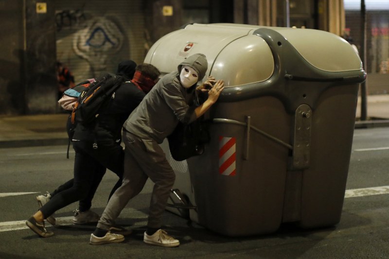Εφτιαξαν μέχρι και οδοφράγματα από κάδους απορριμάτων