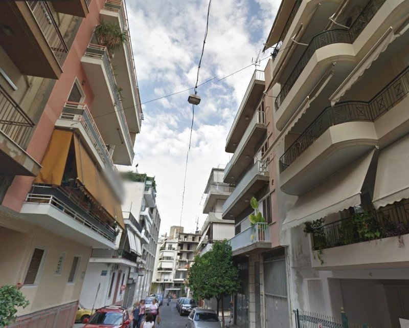 Εικόνα από την οδό Μελαντίας στο Νέο Κόσμο, όπου βρίσκεται η φασαριόζικη πολυκατοικία Airbnb.