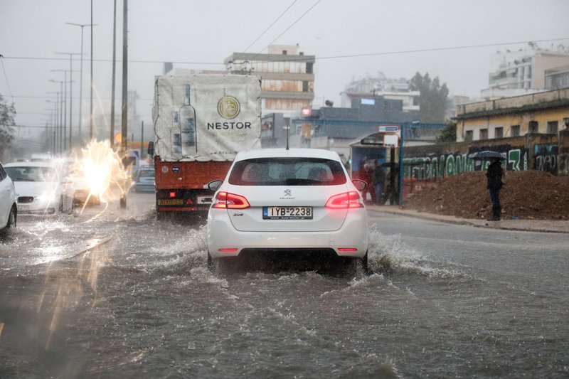 Δύσκολη ημέρα για όποιον κινείται στην οδό Πειραιώς είτε είναι οδηγός ΙΧ, είτε πεζός, λόγω της βροχής
