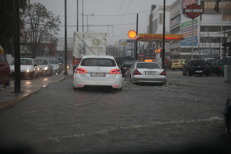 Σταδιακά «πνίγονται» τα αυτοκίνητα στην οδό Πειραιώς. Ανεβαίνει η στάθμη του νερού