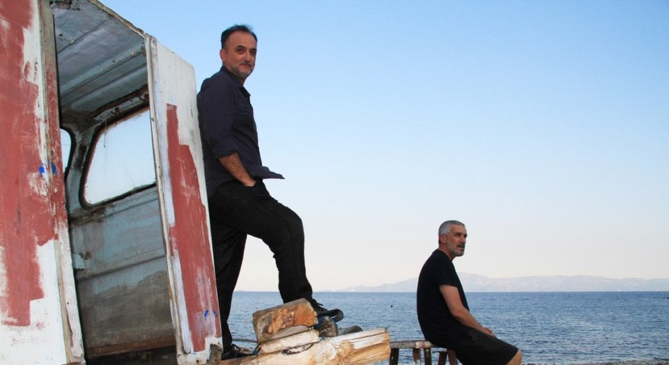 Δυο αντρες με μαύρα θαλασσα