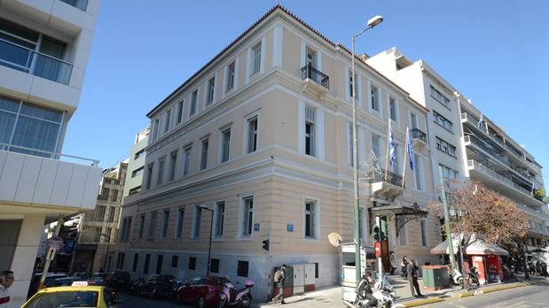 Το τριώροφο νεοκλασικό κτίριο στη διασταύρωση των οδών Αμαλίας και Ξενοφώντος ήταν η κατοικία του Κυριακούλη Μαυρομιχάλη, εγγονού του οπλαρχηγού της Επανάστασης του 1821 και πρωθυπουργού για σύντομο διάστημα μετά το κίνημα του Γουδί. Κτίστηκε το 1871 σε σχέδια του Θεόφιλου Χάνσεν και αποτελεί τυπικό δείγμα αθηναϊκού κλασικισμού. Την περίοδο 1876-1879 φιλοξένησε την Ρωσική πρεσβεία. Χαρακτηρίστηκε διατηρητέο το 1975. Σήμερα στεγάζει την αντιπροσωπεία του Ευρωπαϊκού Κοινοβουλίου στην Αθήνα.
