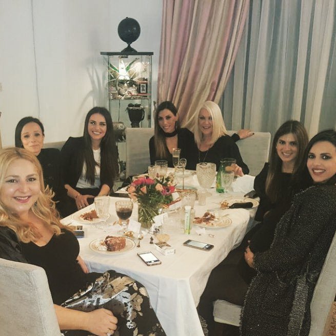 Της αρέσει να υποδέχεται φίλους στο σπίτι