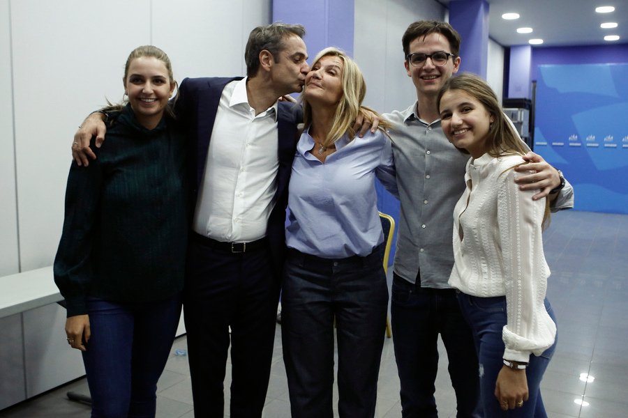 Οικογένεια Μητσοτάκη στα γραφεία της ΝΔ