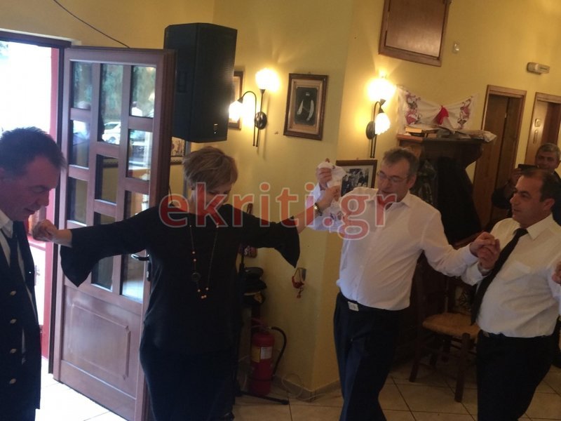 Ενα ακόμη στιγμιότυπο με την Ολγα Γεροβασίλη, να χορεύει, χέρι-χέρι, με τους θαμώνες της ταβέρνας των Ανωγείων
