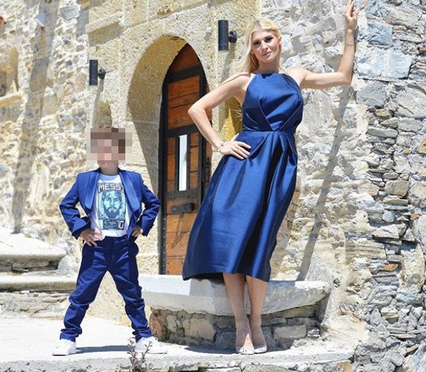 Εντυπωσιακή Ολγα Πηλιάκη με μπλε φόρεμα στη βάφτιση της κόρης της