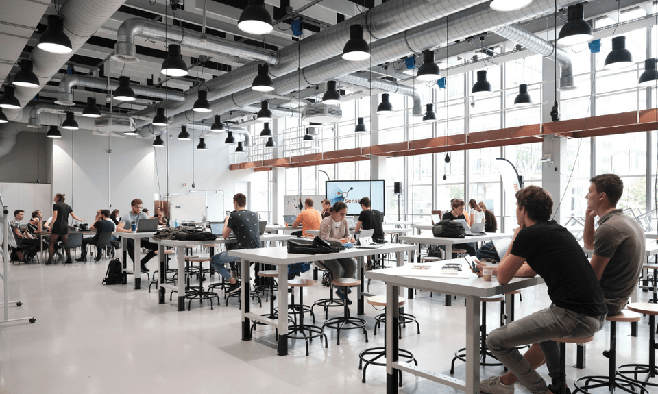 Στο εσωτερικό του Ιδρύματος Brainport του Τεχνολογικού Πανεπιστημίου του Αϊντχόβεν