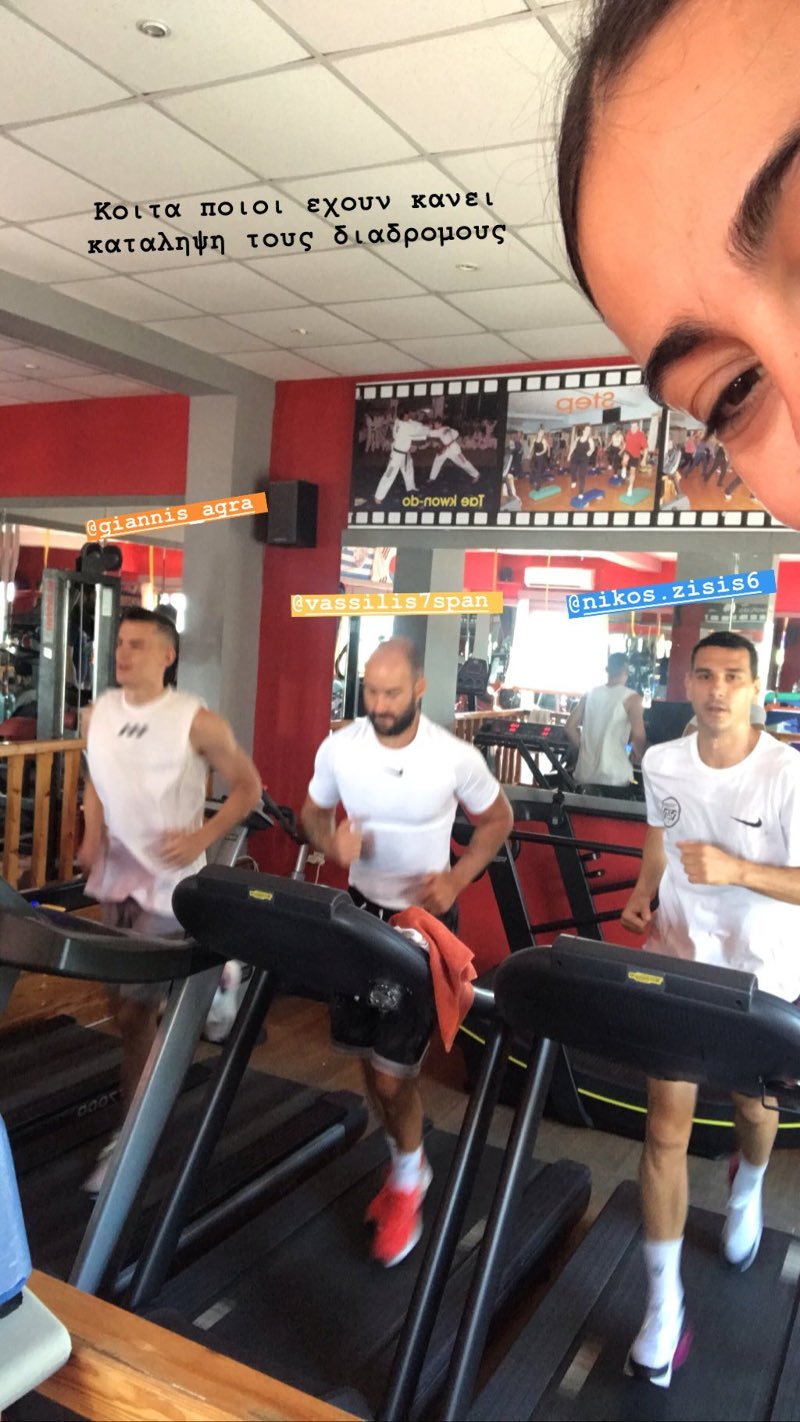 Η Ολυμπία Χοψονίδου βγάζει selfie ενώ Αγραβάνης, Σπανούλης και Ζήσης κάνουν διάδρομο