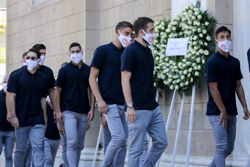 Σύσσωμος ο Ολυμπιακός στο τελευταίο «αντίο» για τον «αιώνιο έφηβο» / Φωτογραφία: EUROKINISSI
