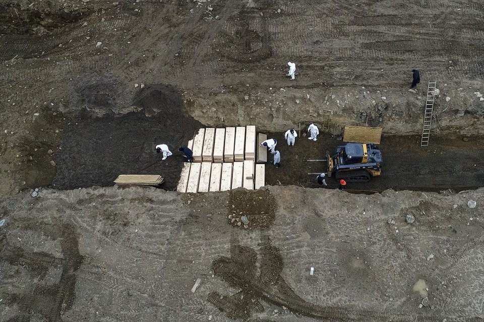 Εργάτες σε ομαδικό τάφο στη Νέα Υόρκη