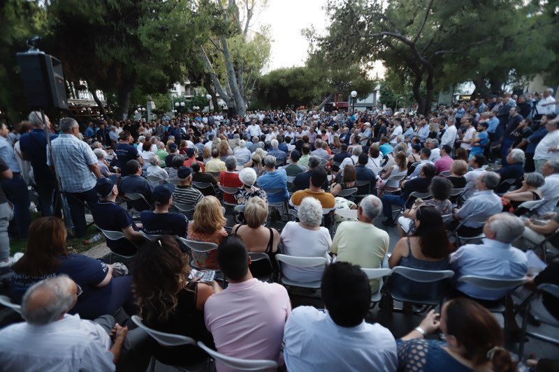 Ασφυκτικά γεμάτη η πλατεία