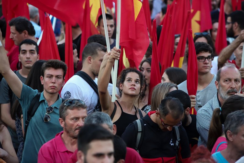 Πολίτες στην προεκλογική ομιλία του Δημήτρη Κουτσούμπα / Φωτογραφία: EUROKINISSI