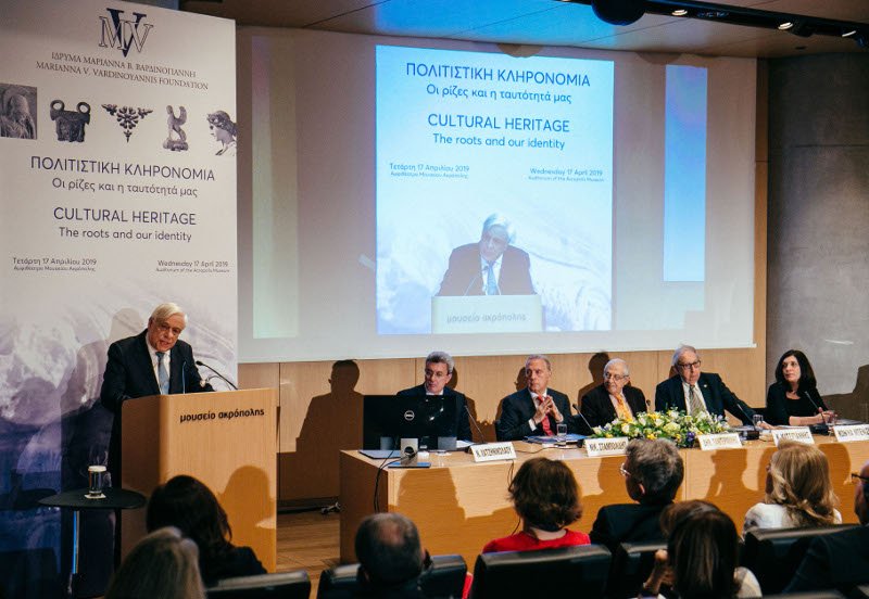 Ο Πρόεδρος της Δημοκρατίας κατά την διάρκεια της ομιλίας του και το πάνελ στα δεξιά
