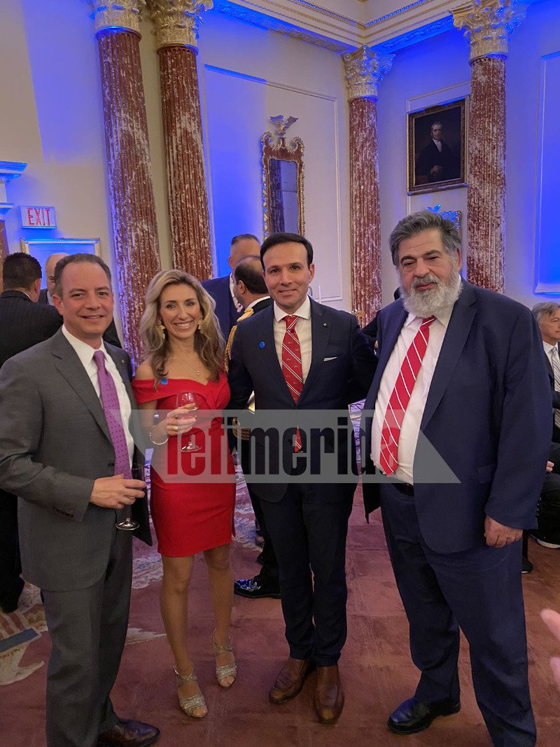 Ο πρώην προσωπάρχης του Λευκού Οίκου Ρεινς Πριμπους με τη συζυγό του, ο Τζον Σηφάκης από τη Νέα Υόρκη και ο Σταύρος Παπαγερμανός