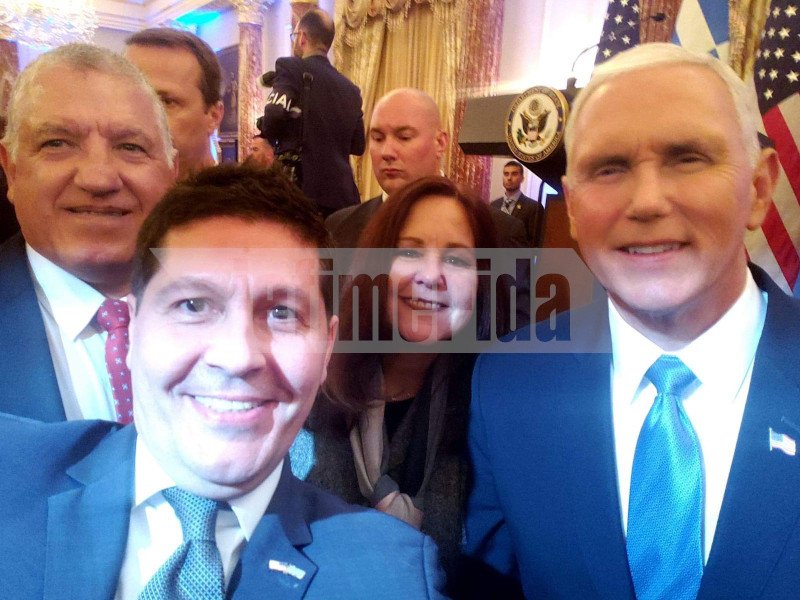 «Βροχή» επεσαν τα αιτηματα για selfies με τον Μαικ Πενς