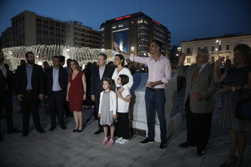 Ο δήμαρχος Αθηναίων Κώστας Μπακογιάννης χαιρετά τους πολίτες στα εγκαίνια της νέας πλατείας Ομονοίας