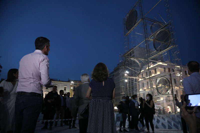 Ο δήμαρχος Αθηναίων Κώστας Μπακογιάννης στα εγκαίνια της νέας πλατείας θαυμάζει το γλυπτό του Γ. Ζογγολόπουλου