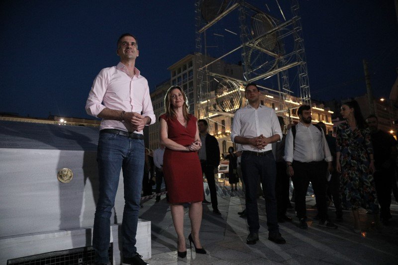 Ο δήμαρχος Αθηναίων Κώστας Μπακογιάννης στα εγκαίνια της νέας πλατείας με φόντο το γλυπτό του Γ. Ζογγολόπουλου