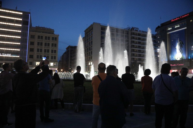 Δεκάδες Αθηναίοι παραβρέθηκαν στα αποκαλυπτήρια της νέας πλατείας Ομονοίας-