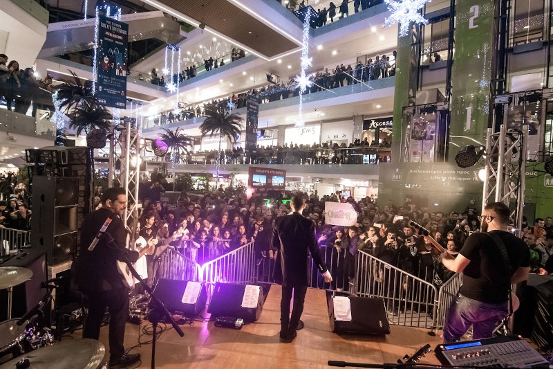 Οι ONIRAMΑ ξεσήκωσαν με τις επιτυχίες στο Christmas Live Stage του ATHENS METRO MALL