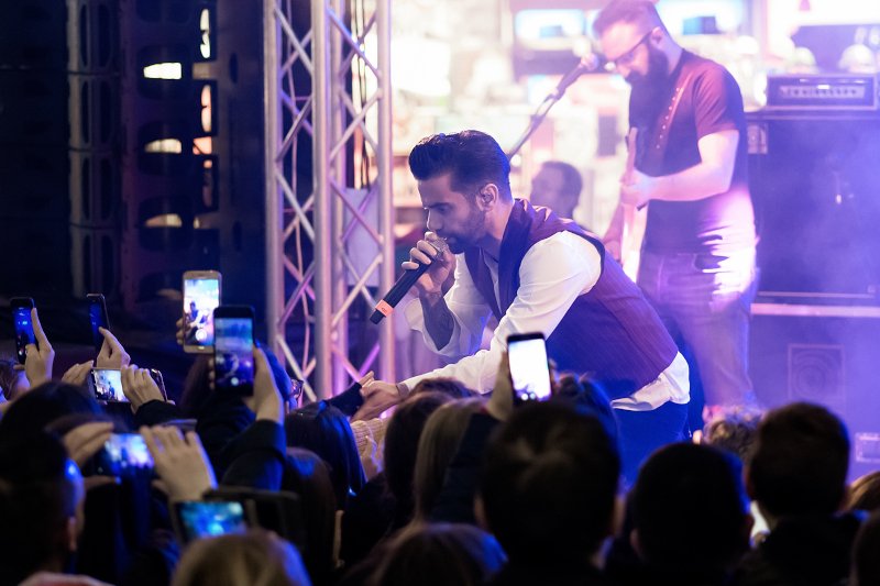 Οι ONIRAMΑ ξεσήκωσαν με τις επιτυχίες στο Christmas Live Stage του ATHENS METRO MALL