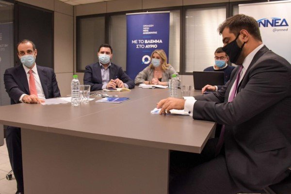 Ο γ.γ. του Πρωθυπουργού Γρ. Δημητριάδης (αριστερά) στη συνεδρίαση του ΕΓ της ΟΝΝΕΔ