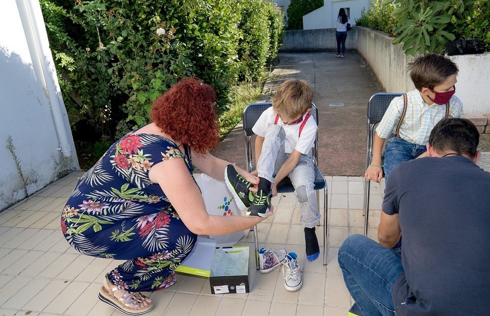 Παιδιά του Παιδικού Χωριού SOS Πλαγιαρίου δοκιμάζουν τα νέα παπούτσια τους