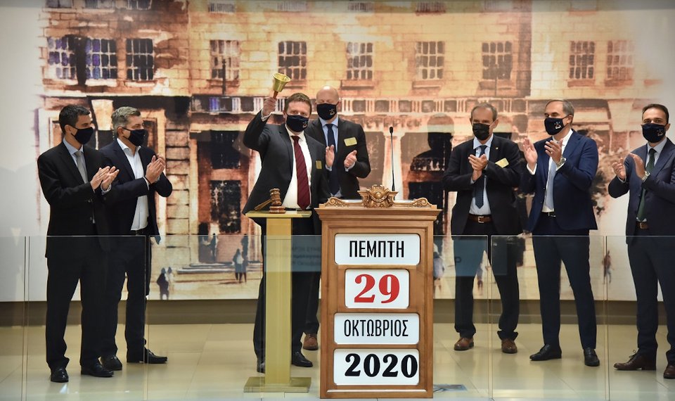 Ο Treasury Director του ΟΠΑΠ, Θανάσης Παναγιώτου, ο Αναπληρωτής Διευθύνων Σύμβουλος του ΟΠΑΠ, Οδυσσέας Χριστοφόρου, ο CFO του ΟΠΑΠ, Πάβελ Μούχα, ο Acting CEO του ΟΠΑΠ, Γιαν Κάρας, ο Διευθύνων Σύμβουλος του Ομίλου του Χρηματιστηρίου Αθηνών, Σωκράτης Λαζαρίδης, ο Διευθυντής Επενδυτικών Σχέσεων του ΟΠΑΠ, Νίκος Πολυμενάκος και ο Investor Relations Officer του ΟΠΑΠ, Γιάννης Παύλου.