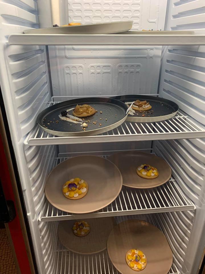 τα πιάτα των διαγωνιζόμενων του Masterchef μέσα στο ψυγείο