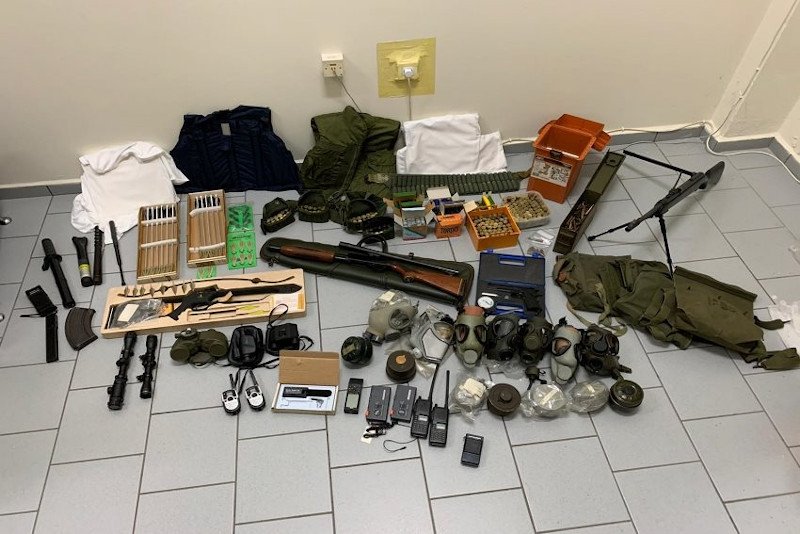 Μεγάλη ποσότητα οπλισμού εντοπίστηκε σε κατοικίες και αποθήκες των δύο συλληφθέντων