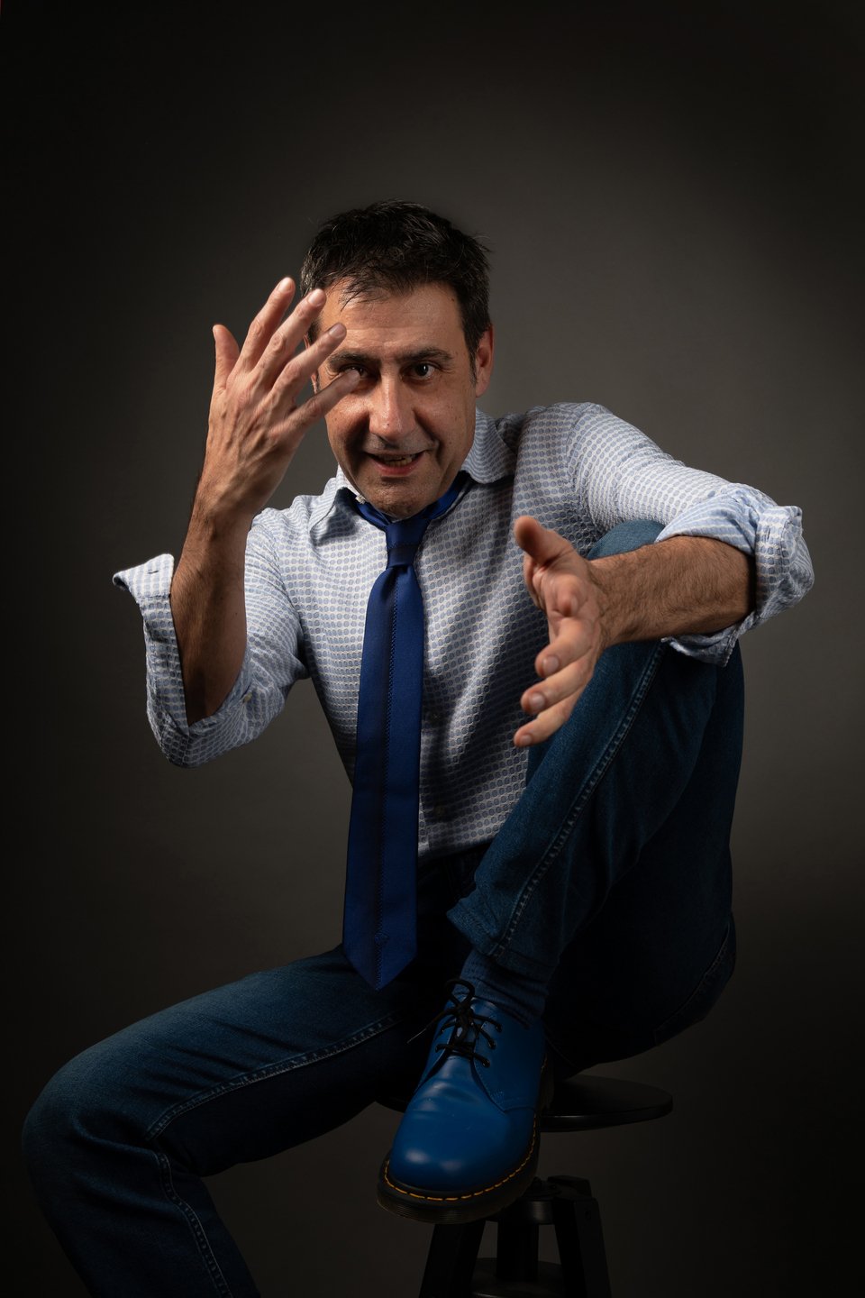Βρήκα ένα παμπάλαιο βιβλίο μαγειρικής, το πρώτο κεφάλαιο του οποίου είναι η “παρασκευή νέου προζυμιού και το ανάπιασμα του προζυμιού”. Σκέφτηκα ότι είναι εξόχως σημαντικό να ζυμώνω- κάθε δυο τρεις μέρες- το δικό μου ψωμί με προζύμι. Με τον ίδιο τρόπο που ο Σεφέρης προσπαθούσε “να κρατηθεί από μια φλόγα γιατί δε αλλάζει” / Φωτογραφία Ηλίας Χατζάκης