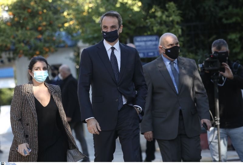 Ο Κυριάκος Μητσοτάκης και η διευθύντρια επικοινωνίας του πρωθυπουργού Κύρα Κάπη κατευθύνονται στο Προεδρικό Μέγαρο