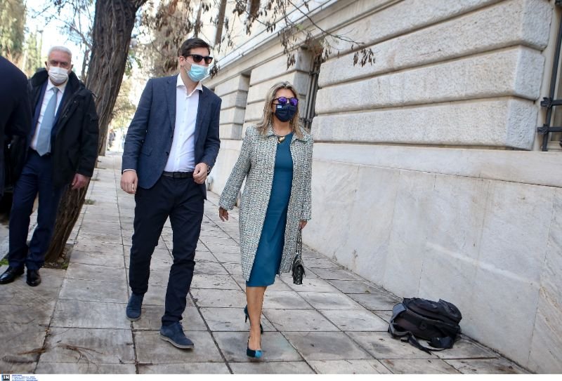 Η Ζέτα Μακρή προσέρχεται για το rapid test