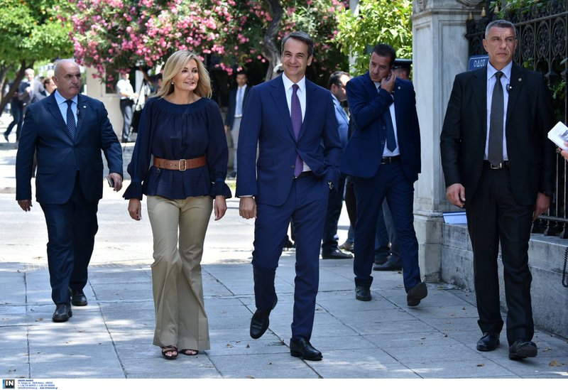 Ο Κυριάκος Μητσοτάκης και η σύζυγός του φθάνουν στο Πρεοδρικό Μέγαρο