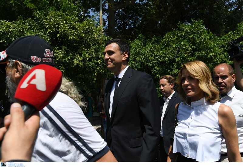 Χαμογελαστός ο Βασίλης Κικίλιας κατευθύνεται στο Προεδρικό Μέγαρο με τη σύζυγό του