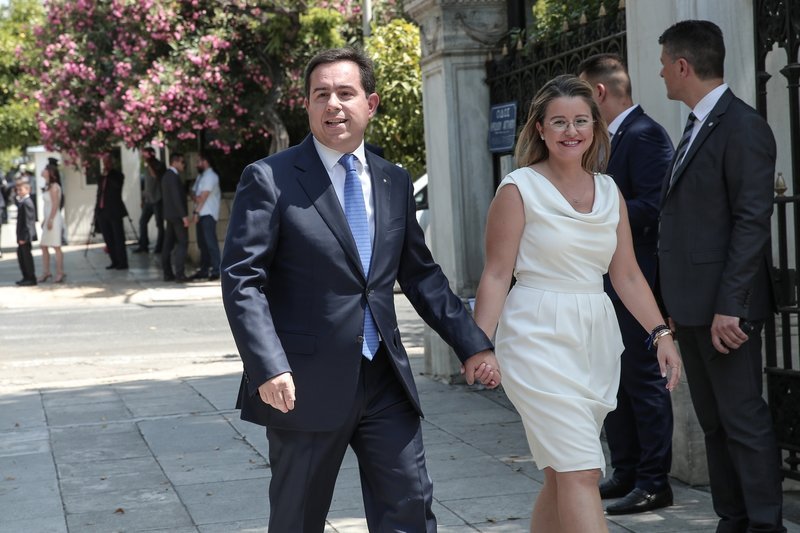 Ο Νότης Μηταράκης με την σύζυγό του στα λευκά.