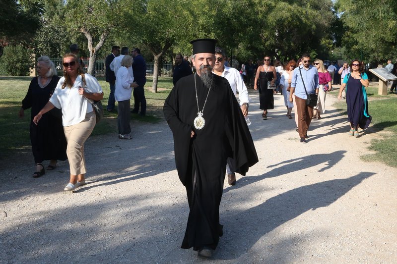 Πλήθος πολιτών κατευθύνεται στο σημείο όπου θα πραγματοποιηθεί η τελετή ορκωμοσίας του Κώστα Μπακογιάννη