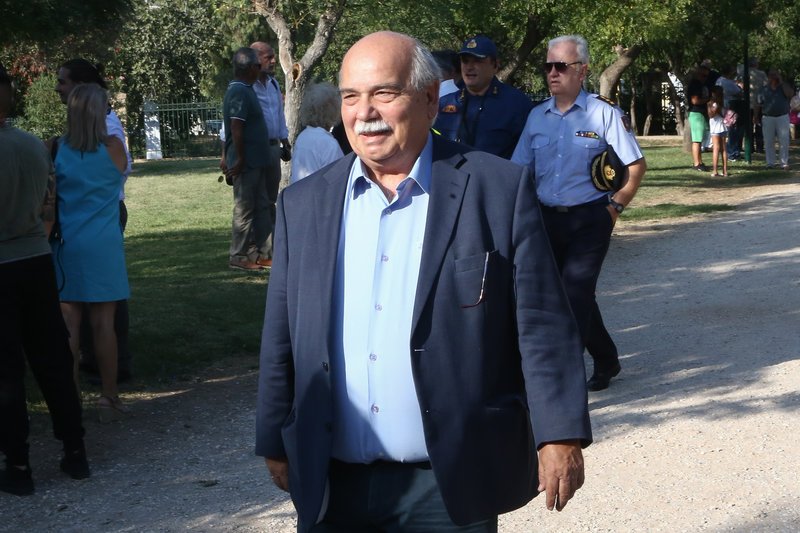 Παρών και ο Νίκος Βούτσης στην ορκωμοσία του νέου δημάρχου Αθηναίων Κώστα Μπακογιάννη