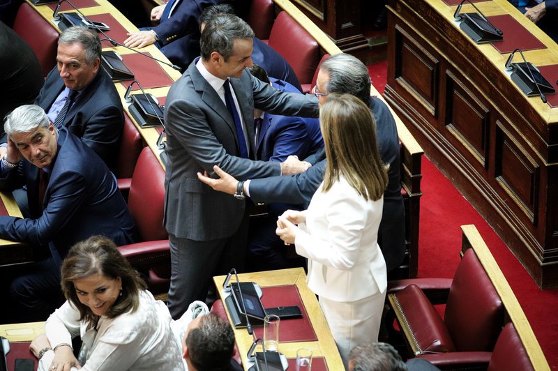 Ο Κυριάκος Μητσοτάκης συγχαίρει τους άρτι ορκισθέντες βουλευτές Πάνο Παναγιωτόπουλο, Ζωή Ράπτη