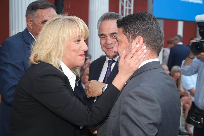 Η Ρένα Δούρου χαιρετά με ενθουσιασμό τον γ.γ. Πολιτικής Προστασίας Νίκο Χαρδαλιά