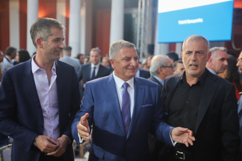 Ο Γιώργος Πατούλης με τον δήμαρχο Αθηναίων Κ. Μπακογιάννη (αριστερά) και τον δήμαρχο Πειραιά Γ. Μώραλη (δεξιά)