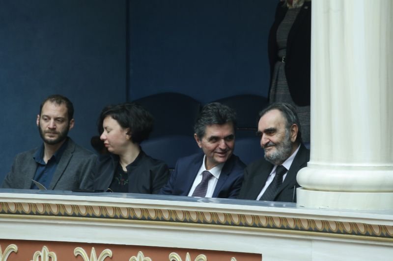 Δεύτερη από αριστερά η κόρη της νέας ΠτΔ Νιόβη και τρίτος από αριστερά ο σύντροφος της Αικ. Σακελλαροπούλου, Παύλος Κοτσώνης - Φωτογραφία :EUROKINISSI/POOL ΑΡΧΙΕΠΙΣΚΟΠΗ ΑΘΗΝΩΝ/ΧΡΗΣΤΟΣ ΜΠΟΝΗΣ 