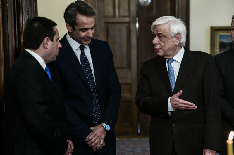 Ο υπουργός Μεταναστευτικής Πολιτικής συνομιλεί με τον Πρωθυπουργό και τον Πρόεδρο της Δημοκρατίας/ Φωτογραφία: EUROKINISSI/ΜΙΧΑΛΗΣ ΚΑΡΑΓΙΑΝΝΗΣ