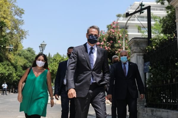 Ο πρωθυπουργός Κυριάκος Μητσοτάκης, συνοδευόμενος από την αναπληρώτρια διευθύντρια του γραφείου Τύπου της ΝΔ,Κύρα Κάπη