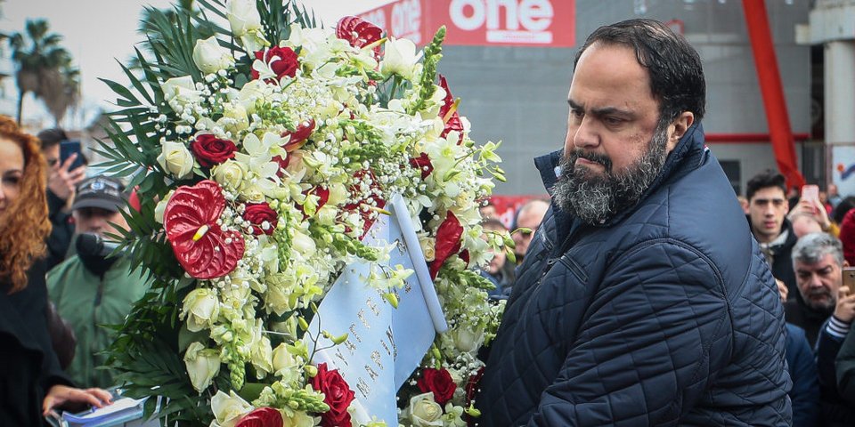 Ο Βαγγέλης Μαρινάκης καταθέτει το στεφάνι του/ Φωτογραφία: Eurokinissi