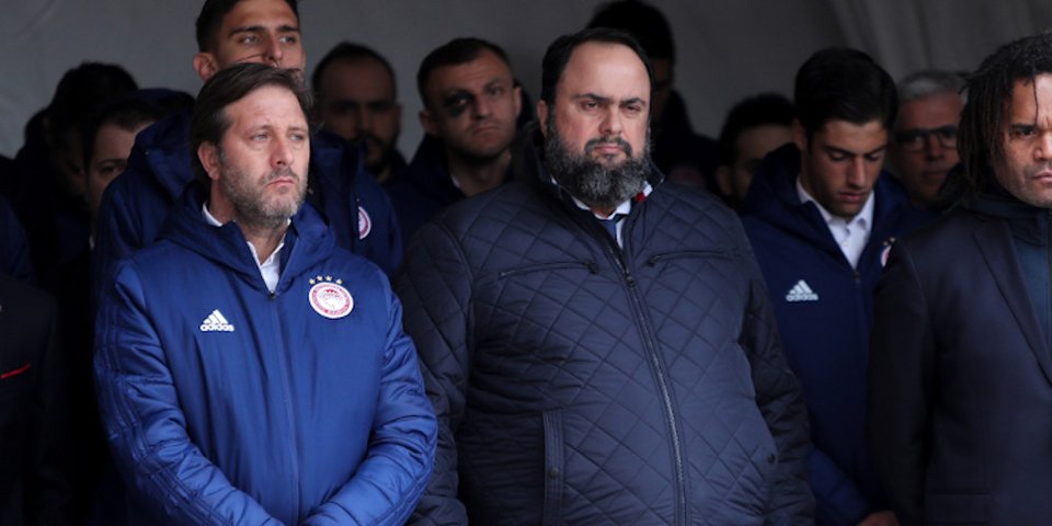 Ο Βαγγέλης Μαρινάκης με τον προπονητή και τους παίκτες του Ολυμπιακού/ Φωτογραφία: Eurokiniss